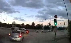 Bursa Osmangazi'de kırmızı ışıkta geçen kamyonet motosiklete çarptı