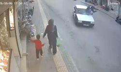 Bursa'da Tofaş otomobil yayaya çarptı: O anlar kamerada