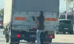 Bursa'da kamyonetin arkasına çıktı, canını hiçe saydı!