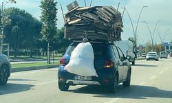 Bursa Nilüfer’de otomobilin üzerine yüklediği kartonlarla trafikte ilerledi