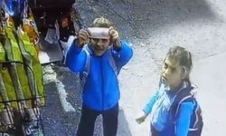 Bursa'da İki öğrencinin örnek davranışını kamera böyle görüntüledi