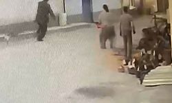 Bursa'da kadının testere ile yaşlı adamı korkuttuğu anlar kamerada!