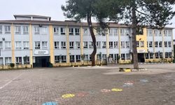 Öğrencilerin kavgasını ayıran hizmetli darp edildi, öğretmen baygınlık geçirdi