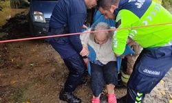Bursa'da selde mahsur kalan aile itfaiye ve jandarma tarafından kurtarıldı!