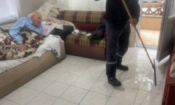 Bursa’da yağmur suları apartmanları bastı: 90 yaşındaki vatandaş mahsur kaldı!