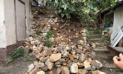 Bursa Yıldırım'da yağmurdan dolayı toprak kaydı, taşlar devrildi