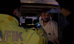Bursa Yıldırım'da alkollü sürücü, polis uygulamasından kaçarken trafik lambasına çarptı
