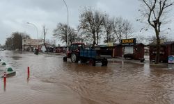 Bursa'da yollar göle döndü, denize çıkamayanlar evlerinin önünden balık tuttu!