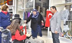 Özel gereksinimli bireyler Cumhuriyet Bayramında esnafa bayrak dağıttı