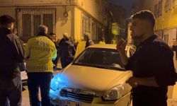Bursa'da maganda d*hşeti kamerada! Kaçarken 3 araca çarpan genci sokak ortasında taşla kovaladı