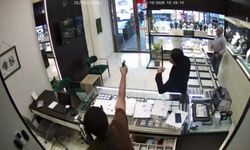 Kız arkadaşına kolye alırken d*hşet saçtı! Dükkandan çıkarılınca silahla geri döndü