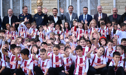 750 öğrenci aynı anda giydi! İnegölspor sevgisi okullara taştı