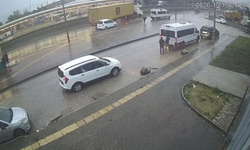 Bursa'da tırın dorsesi kontrolden çıktı...Kaza anı kamerada
