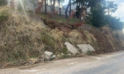Bursa'da yağışlar istinat duvarını yıktı, duvar parçaları yola düştü