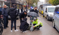 İnegöl’deki kaza sonrası trafik ekiplerinden yürek ısıtan hareket! Yaralı genci yağmurdan böyle korudular