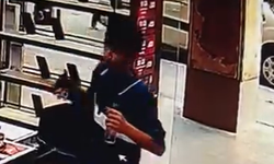 İnegöl’de telefon hırsızlığı kamerada! Elini kolunu sallayarak çaldı