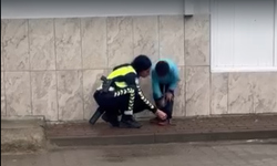 İnegöl’de kadın polisten minik öğrenciye şefkat eli