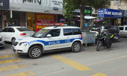 Kız arkadaşını kafasından vurdu