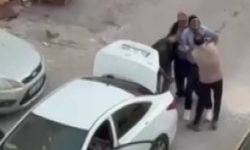 Gündüz vakti otomobilin bagajına zorla bindirdiler