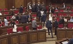 Ermenistan Parlamentosu'nda yumruklar konuştu: Milletvekilleri birbirine girdi