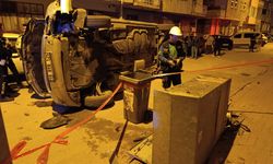 Bursa İnegöl’de ortalık savaş alanına döndü! Minibüs elektrik panosuna çarpıp devrildi, sürücü kaçtı