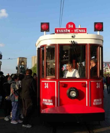Taksim’de test sürüşüne çıkan akülü nostaljik tramvaya vatandaşlar yoğun ilgi gösterdi