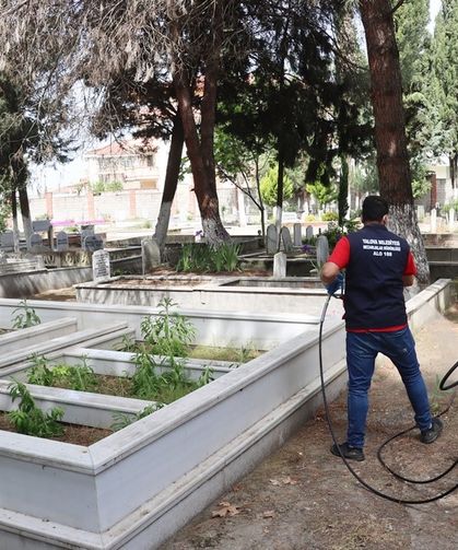 Yalova Belediyesi’nden mezarlıklarda temizlik çalışması