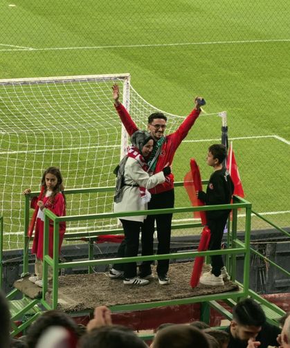 Bursa'daki stadyumda sürpriz evlilik teklifi