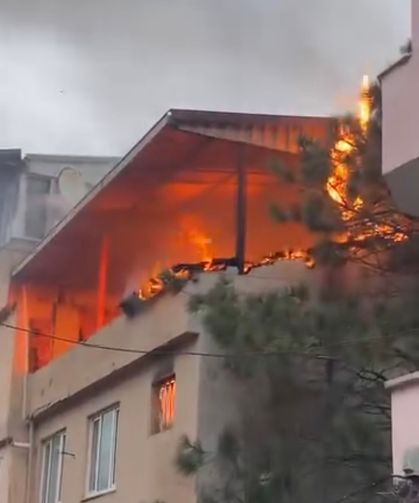 Bursa'da çatı yangınında daire alev topuna döndü!