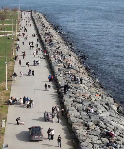 Avcılar'da güneşli havayı fırsat bilenler sahile koştu