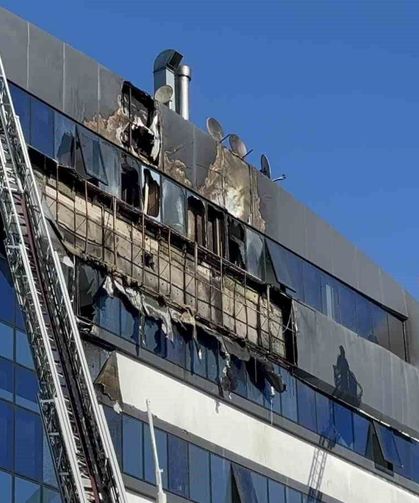 İş merkezinin dış cephesinde yangın çıktı