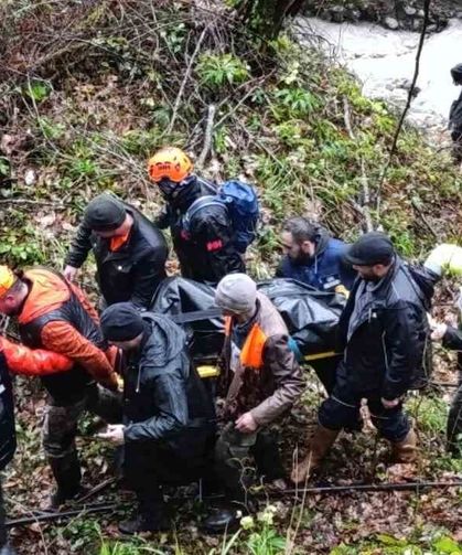 Sakarya'da iki gündür haber alınamayan vatandaşın cansız bedeni zorlu araziden çıkartıldı