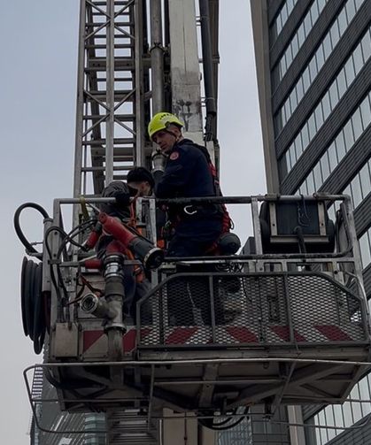 Bursa'da dış cephede korku dolu anlar: Asansör arızası mahsur bıraktı