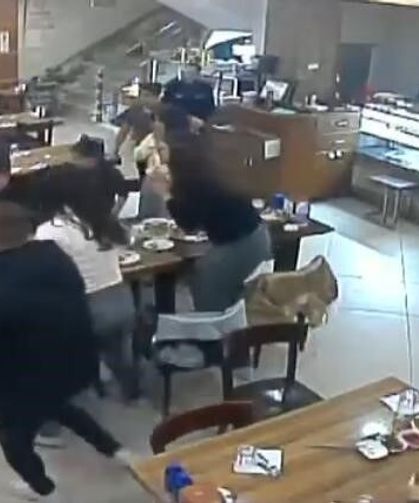 Bursa Yıldırım'da nefes borusuna yemek kaçan küçük kızı restoran çalışanı kurtardı