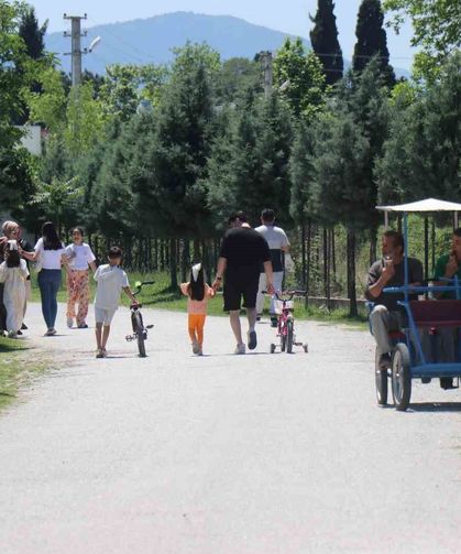Sakarya'da vatandaşlar bayramın ilk gününde tabiat parklarına akın etti