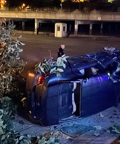 Bursa'da sıkıştırılan otomobil takla attı: 4 yaralı, sürücü firarda