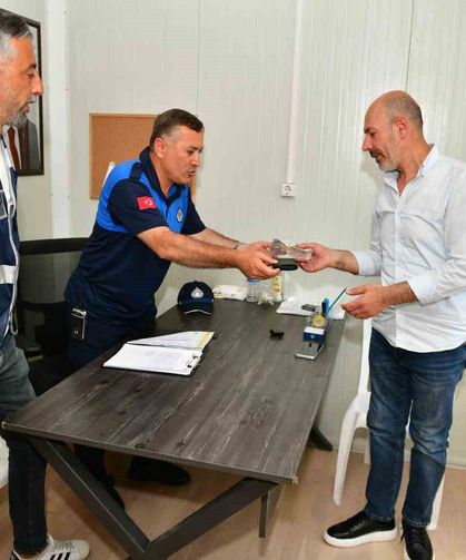 Esenyurt'ta 35 bin lirasını çöpe atan vatandaşın imdadına temizlik personeli yetişti