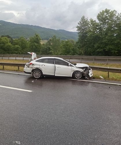 Bursa İnegöl'de otomobil bariyerlere saplandı: 3 yaralı