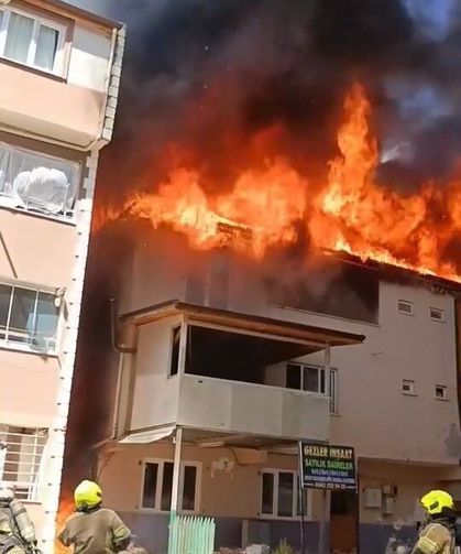 Bursa Osmangazi'de 3 katlı binanın çatısı alevlere teslim oldu