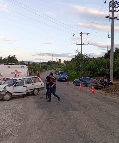 Bilecik'te iki otomobil çarpıştı: 10 yaralı