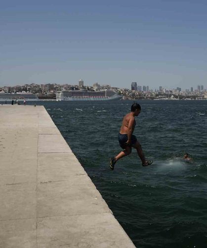 İstanbul'da sıcak hava bunalttı: Kimi denizde serinledi kimi gölgelik alanda dinlendi