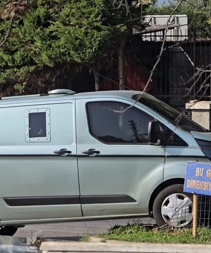 Bursa Mudanya'da zırhlı banka aracı elektrik direğine çarptı