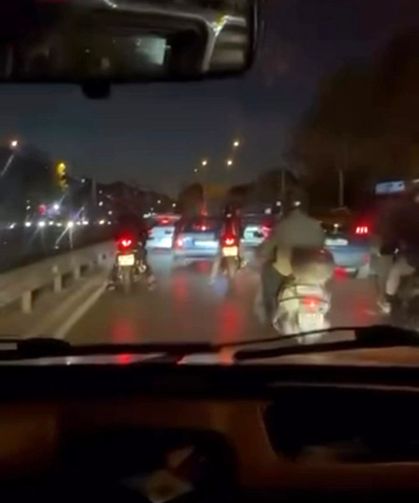 Bursa Osmangazi'de yol vermeyen otomobil sürücüsünün etrafını sardılar