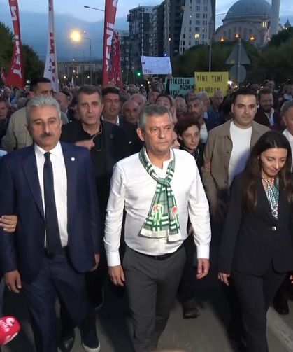 Bursa'da gövde gösterisi! Özgür Özel'den tarihi rest: "İktidarla aynı hizaya geçmeyiz"