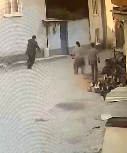Bursa'da kadının testere ile yaşlı adamı korkuttuğu anlar kamerada!
