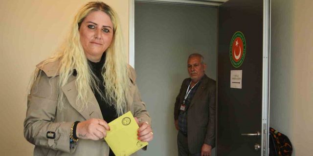 Ayvalık’ta Deniz Hudut Kapısı’nda yurt dışı seçim kütüğüne kayıtlı vatandaşlar oy kullanmaya başladı