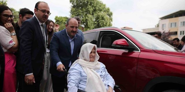 Bakan Varank, yürüme zorluğu çeken 70 yaşındaki kadını Togg ile sandığa getirdi