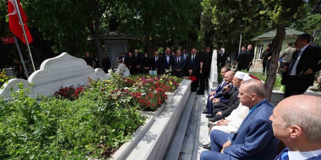 Cumhurbaşkanı Erdoğan, Necmettin Erbakan’ın kabrini ziyaret etti