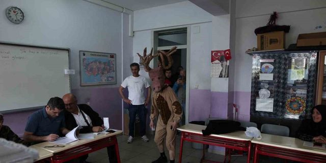 Geyik kostümüyle oy kullanmaya gelince herkes şaşkına döndü