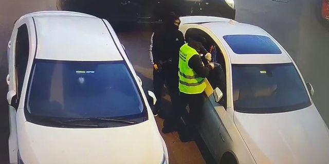 Lüks araçların gösterge paneli çalan hırsızlar kamerada